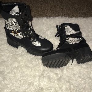 Size 10 blk, wht combat women’s boots